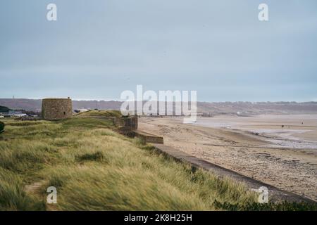 Deutscher Bunker aus dem 2. Weltkrieg, in La Grande Cueillette, Saint Ouen, Jersey Island an bewölktem Tag Stockfoto