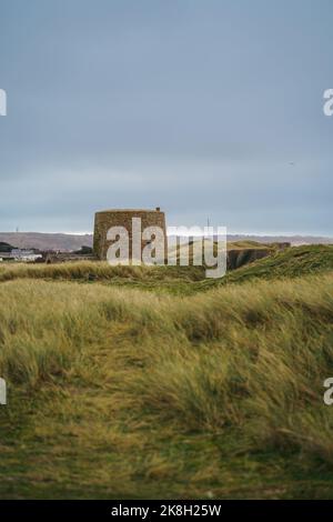 Deutscher Bunker aus dem 2. Weltkrieg, in La Grande Cueillette, Saint Ouen, Jersey Island an bewölktem Tag Stockfoto