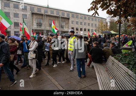 Demonstration gegen die iranische Regierung, die am 22. Oktober 2022 in Aarhus, Dänemark, Unterstützung für Frauen, Leben, Freiheit und Freiheit zeigt Stockfoto