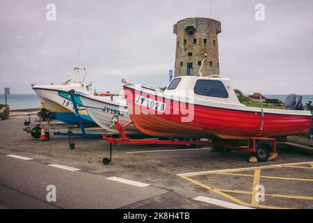 Jersey Island, Channel Island | UK - 2022.01.29: Boote, die an bewölkten Tagen am Meer festgemacht wurden Stockfoto