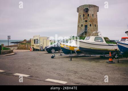 Jersey Island, Channel Island | UK - 2022.01.29: Boote, die an bewölkten Tagen am Meer festgemacht wurden Stockfoto