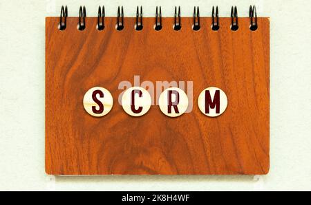 Konzeptbild von Business Akronym SCRM als Social Customer Relationship Management über Straßenmarkierung gelbe Lacklinie geschrieben. Stockfoto