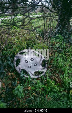 Jersey Island, Channel Island | UK - 2022.01.29: Lost Car Wheel Trim auf der Seitenstraße im Gras Stockfoto