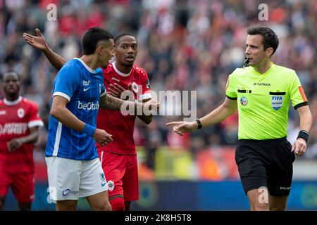 Genks Daniel Munoz Mejia, Antwerpens Michel Ange Balikwisha und Schiedsrichter Erik Lambrechts, aufgenommen während eines Fußballmatches zwischen dem Royal Antwerp FC und dem KRC Genk, Sonntag, 23. Oktober 2022 in Antwerpen, am 14. Tag der ersten Division der belgischen Meisterschaft 2022-2023 in der 'Jupiler Pro League'. BELGA FOTO KRISTOF VAN ACCOM Stockfoto