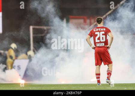 Die Abbildung zeigt ein Feuerwerk während eines Fußballschlages zwischen Standard de Liege und RSC Anderlecht, Sonntag, 23. Oktober 2022 in Liege, am 14. Tag der ersten Division der belgischen Meisterschaft 2022-2023 in der 'Jupiler Pro League'. BELGA FOTO BRUNO FAHY Stockfoto