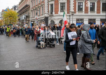 Demonstration gegen die iranische Regierung, die am 22. Oktober 2022 in Aarhus, Dänemark, Unterstützung für Frauen, Leben, Freiheit und Freiheit zeigt Stockfoto