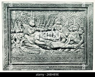 Die Bildunterschrift von 1910 lautet: „Der Tod des asiatischen gottes Hanuman. Eine Präsentation vom Ramayana. Eine Erleichterung aus dem Tempel von Angkor Wat in Kambodscha.“ Hanuman ist ein hinduistischer gott und ein göttlicher vanara-Begleiter des gottes Rama. Hanuman ist eine der zentralen Figuren des Hindu-Epos Ramayana. Das Ramayana ist ein uraltes Sanskrit-Epos, das Prinz Ramas Bestreben folgt, seine geliebte Frau Sita mit Hilfe einer Armee von Affen aus den Klauen von Ravana zu retten. Sie wird traditionell der Urheberschaft des Weisen Valmiki zugeschrieben und datiert auf etwa 500 v. Chr. bis 100 v. Chr. Stockfoto