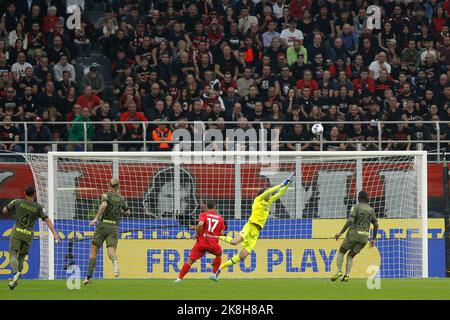 Mailand, Italien. 22. Oktober 2022. Italien, Mailand, 22 2022. oktober: Ciprian Tatarusanu (AC Mailand Torwart) guter Save in der ersten Halbzeit während des Fußballspiels AC MILAN vs MONZA, Serie A Tim 2022-2023 day11 San Siro Stadion (Foto von Fabrizio Andrea Bertani/Pacific Press) Credit: Pacific Press Media Production Corp./Alamy Live News Stockfoto