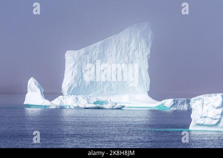 Eisberg in Nanortalik, Gemeinde Kujalleq, Grönland, Königreich Dänemark Stockfoto