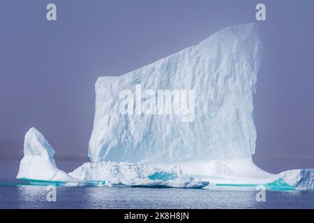 Eisberg in Nanortalik, Gemeinde Kujalleq, Grönland, Königreich Dänemark Stockfoto