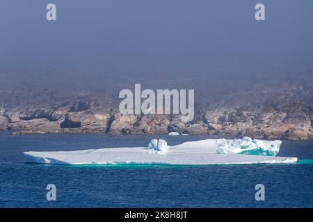 Eisberg in Nanortalik, Gemeinde Kujalleq, Grönland, Königreich Dänemark Stockfoto