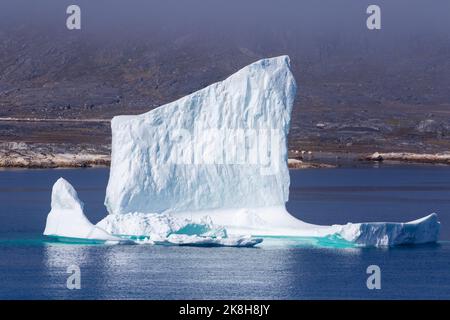 Eisberg in Nanortalik, Gemeinde Kujalleq, Grönland, Königreich Dänemark Stockfoto