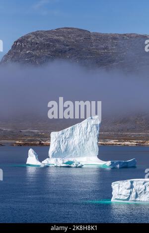 Eisberg in Nanortalik, Gemeinde Kujalleq, Grönland, Königreich Dänemark Stockfoto