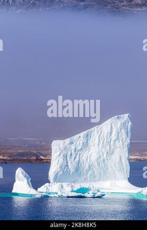 Eisberg in Nanortalik, Gemeinde Kujalleq, Grönland, Königreich Dänemark Stockfoto