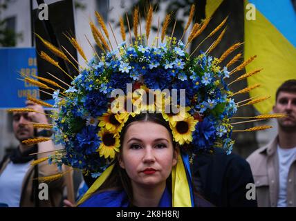 London, Großbritannien. 22. Oktober 2022. Eine Protesterin, die einen Blumenschmuck trägt, der während der Demonstration gesehen wurde. Dutzende von Demonstranten nahmen an einer Kundgebung Teil, um Solidarität mit der Ukraine zu zeigen und forderten Sanktionen gegen Russland. Der Krieg zwischen Russland und der Ukraine ist seit Februar 2022 in 8. Monaten eingetreten. Kredit: SOPA Images Limited/Alamy Live Nachrichten Stockfoto