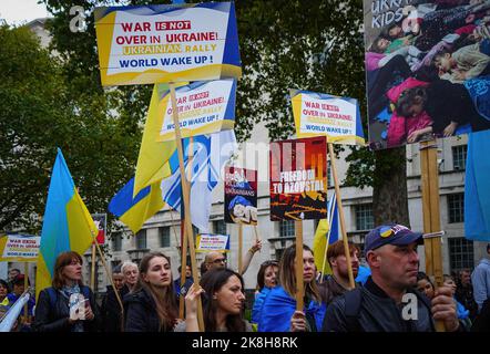 London, Großbritannien. 23. Oktober 2022. Die Demonstranten sahen während der Demonstration Plakate halten, auf denen ihre Meinung zum Ausdruck kam. Dutzende von Demonstranten nahmen an einer Kundgebung Teil, um Solidarität mit der Ukraine zu zeigen und forderten Sanktionen gegen Russland. Der Krieg zwischen Russland und der Ukraine ist seit Februar 2022 in 8. Monaten eingetreten. Kredit: SOPA Images Limited/Alamy Live Nachrichten Stockfoto