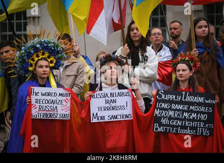 London, Großbritannien. 22. Oktober 2022. Eine Gruppe von Demonstranten sah, wie sie während der Demonstration Blumenhedressen trugen und Plakate trugen. Dutzende von Demonstranten nahmen an einer Kundgebung Teil, um Solidarität mit der Ukraine zu zeigen und forderten Sanktionen gegen Russland. Der Krieg zwischen Russland und der Ukraine ist seit Februar 2022 in 8. Monaten eingetreten. Kredit: SOPA Images Limited/Alamy Live Nachrichten Stockfoto