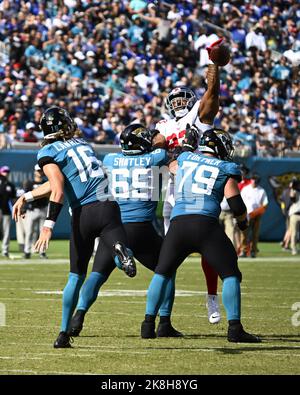 Jacksonville, Usa. 23. Oktober 2022. Jaguars Quarterback Trevor Lawrence (16) hat in der zweiten Hälfte einen Pass blockiert, als die Giants am Sonntag, October23. 2022, auf dem TIAA Bank Field in Jacksonville, Florida, die Jaguare übernehmen. Die Giganten besiegten die Jaguars 23-17. Foto von Joe Marino/UPI. Kredit: UPI/Alamy Live Nachrichten Stockfoto