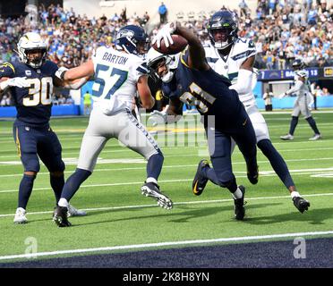 Inglewood, Usa. 23. Oktober 2022. Der Los Angeles Chargers-Empfänger Mike Williams (81) punktet bei einem 13-Meter-Empfang gegen Seattle Seahawks im SoFi Stadium in Inglewood, Kalifornien, am Sonntag, den 23. Oktober 2022. Die Seahawks führen die Chargers zur Halbzeit 24-14. Foto von Jon SooHoo/UPI Credit: UPI/Alamy Live News Stockfoto