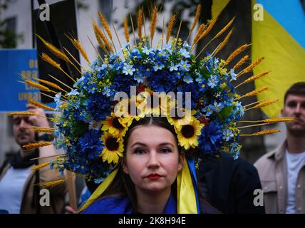 London, Großbritannien. 22. Oktober 2022. Eine Protesterin, die einen Blumenschmuck trägt, der während der Demonstration gesehen wurde. Dutzende von Demonstranten nahmen an einer Kundgebung Teil, um Solidarität mit der Ukraine zu zeigen und forderten Sanktionen gegen Russland. Der Krieg zwischen Russland und der Ukraine ist seit Februar 2022 in 8. Monaten eingetreten. (Foto von Jasmine Leung/SOPA Images/Sipa USA) Quelle: SIPA USA/Alamy Live News Stockfoto