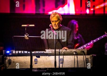 Edinburgh, Schottland. So 23. Oktober 2022. Der walisische Sänger/Songwriter/Komponist John Cale auf der Bühne der Queen’s Hall in Edinburgh. Diese Performance war Teil einer kurzen UK-Tour, auf der sein neues Album „Mercy“ promotet, das im Januar 2023 auf Domino Records erscheinen soll und Kollaborationen mit Animal Collective, Fat White Family, Sylvan Esso und Weyes Blood beinhaltet. Cale war Gründungsmitglied der legendären amerikanischen Band The Velvet Underground und hat in seinen fünf Jahrzehnten als Solokünstler 16 Alben veröffentlicht. Stockfoto