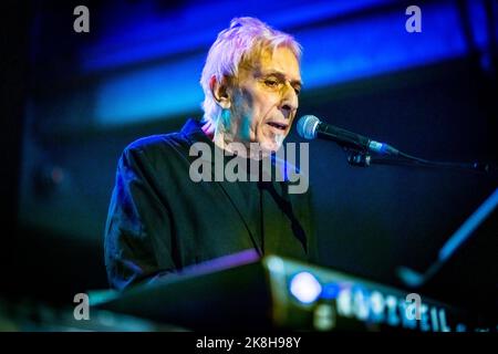 Edinburgh, Schottland. So 23. Oktober 2022. Der walisische Sänger/Songwriter/Komponist John Cale auf der Bühne der Queen’s Hall in Edinburgh. Diese Performance war Teil einer kurzen UK-Tour, auf der sein neues Album „Mercy“ promotet, das im Januar 2023 auf Domino Records erscheinen soll und Kollaborationen mit Animal Collective, Fat White Family, Sylvan Esso und Weyes Blood beinhaltet. Cale war Gründungsmitglied der legendären amerikanischen Band The Velvet Underground und hat in seinen fünf Jahrzehnten als Solokünstler 16 Alben veröffentlicht. Stockfoto