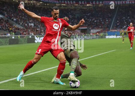 Mailand, Italien. 22. Oktober 2022. Italien, Mailand, 22 2022. oktober: Pablo Mari (Verteidiger von Monza) kämpft während des Fußballspiels AC MILAN vs MONZA in der ersten Halbzeit um den Ball, Serie A Tim 2022-2023 day11 San Siro Stadion (Bildnachweis: © Fabrizio Andrea Bertani/Pacific Press via ZUMA Press Wire) Stockfoto