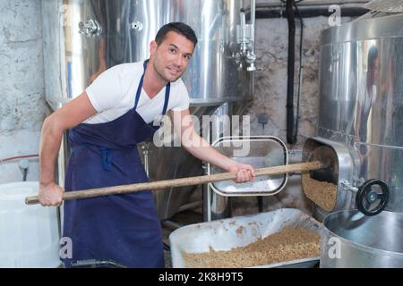 Ungeöffnete Flasche gekühltes Bier Stockfoto