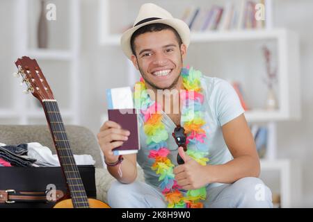 Porträt eines glücklichen Mannes, der in einem Hemd mit Pass gekleidet ist Stockfoto