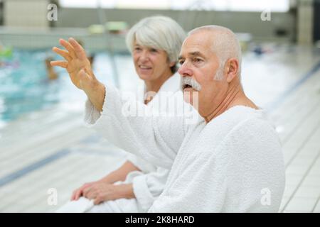 Senior Paar in Schwimmbad gemeinsam entspannen Stockfoto