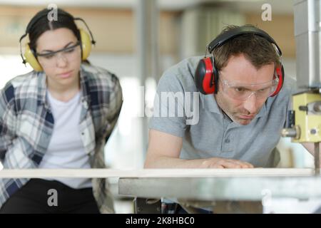 Team von professionellen Tischlern in moderner Werkstatt Stockfoto