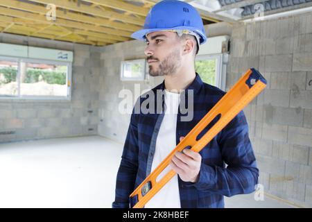 Ein Baumeister vor Ort mit Wasserwaage Stockfoto