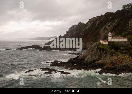 Panoramablick auf das Küstendorf Cudillero in Nordspanien. Stockfoto