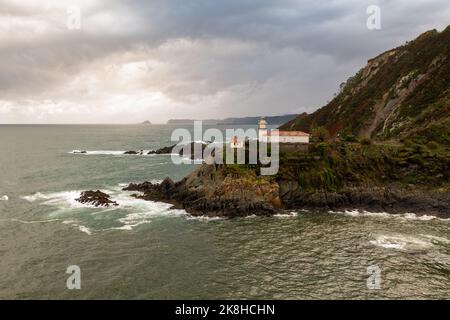 Panoramablick auf das Küstendorf Cudillero in Nordspanien. Stockfoto