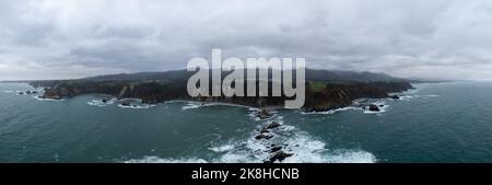 Gueirua Strand, gelegen in Asturien, Spanien an einem bewölkten Tag. Stockfoto