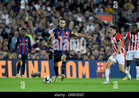 Barcelona, Spanien. 23. Oktober 2022. FC BARCELONA gegen ATHLETIC CLUB of BILBAO 23,2022. Oktober Sergio Busquets (5) vom FC Barcelona während des Spiels zwischen dem FC Barcelona und dem Athelic Club of Bilbao, das dem elften Tag der La Liga Santander im Spotify Camp Nou in Barcelona, Spanien, entspricht. Kredit: Rosdemora/Alamy Live Nachrichten Stockfoto