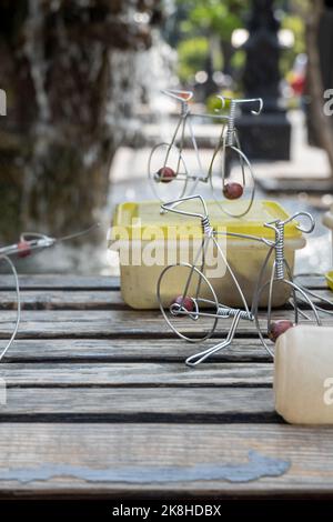 Handwerker auf der Straße Herstellung von Fahrradfiguren mit Draht, handgemachte Metallfiguren mexiko Stockfoto