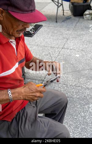 Handwerker auf der Straße Herstellung von Fahrradfiguren mit Draht, handgemachte Metallfiguren mexiko Stockfoto