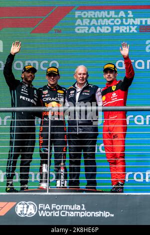 Austin, Texas, USA. Austin, Texas, USA. 23. Oktober 2022. Lewis Hamilton von Mercedes und Charles Leclerc von Ferrari feiern beim Finale des Grand Prix der Vereinigten Staaten bei der Formel 1 auf dem Circuit of the Americas in Austin, Texas. Kredit: csm/Alamy Live Nachrichten Gutschrift: CAL Sport Media/Alamy Live Nachrichten Stockfoto