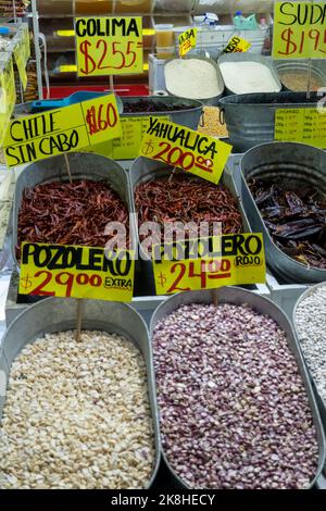 Verschiedene Arten von Hülsenfrüchten Bohnen in Großpackungen auf dem Markt in mexiko guadalajara Stockfoto