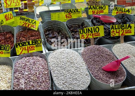 Verschiedene Arten von Hülsenfrüchten Bohnen in Großpackungen auf dem Markt in mexiko guadalajara Stockfoto