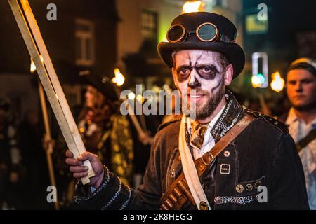 Lewes Suusex, Bonfire oder Guy Fawkes Night, Nachtschwärmer, die Bildnis verbrennen oder oft Politiker ziehen in der Stadt Lewes in East Sussex auf die Straßen. Stockfoto