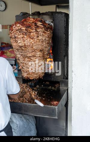 Mexikanische Küche Trompo Pastor Tacos al Pastor, Rindfleisch in Sauce mit Gewürzen gestapelt Stockfoto