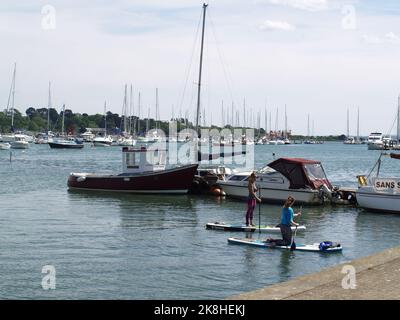 Paddleboarding auf dem Hamble River, Hamble-Le-Rice, Hampshire, England, Großbritannien Stockfoto