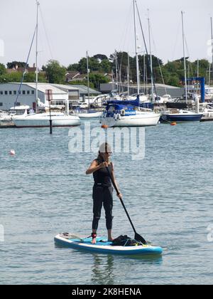 Paddleboarding auf dem Hamble River, Hamble-Le-Rice, Hampshire, England, Großbritannien Stockfoto