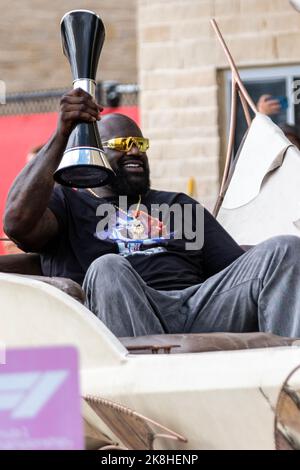 Austin, Texas, USA. Texas, USA. 23. Oktober 2022. Shaquille O'Neal holt die Trophäe beim Finale der Formel 1 beim Grand Prix der Vereinigten Staaten auf dem AT Circuit of the Americas in Austin, Texas. Kredit: csm/Alamy Live Nachrichten Gutschrift: CAL Sport Media/Alamy Live Nachrichten Stockfoto