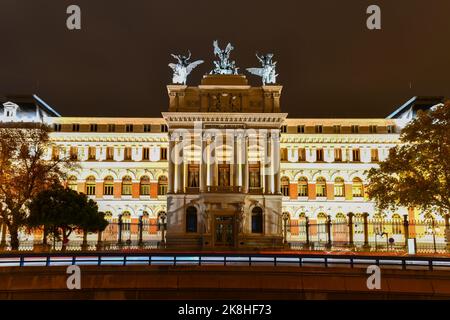 Blick auf den Fomento-Palast, den Sitz des Landwirtschaftsministeriums, des Fischereiministeriums und des Lebensmittelministeriums in Madrid, Spanien bei Nacht. Inschrift „Ministerium für Landwirtschaft“. Stockfoto