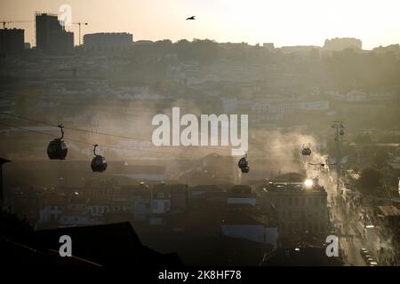 Blick von oben auf Vila Nova de Gaia in herrlichem nebligen Sonnenuntergang, Porto, Portugal. Stockfoto