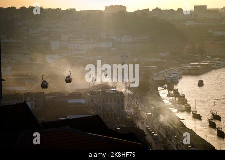 Blick auf Vila Nova de Gaia und den Douro-Fluss bei herrlichem nebligen Sonnenuntergang, Porto, Portugal. Stockfoto