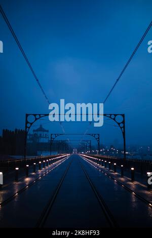 Blick auf die Eiserne Brücke Dom Luis I bei Nacht, in Porto, Portugal. Stockfoto